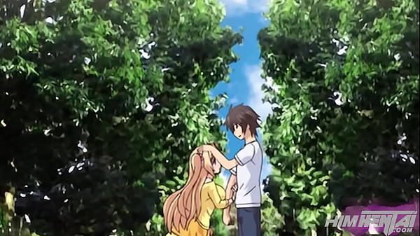 Me encuentro a mi hermanastra masturbándose con en sofá del salón – Hentai