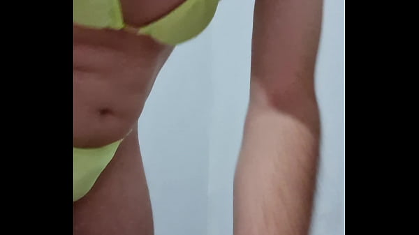 Novinha crossdresser mostrando rabinho