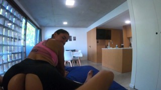 Chica fitness le RASGAN la calza y le destrozan el CULO