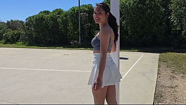 Vecina Cachonda En Patines Tiene Sexo Con DESCONOCIDO En Su CARRO En
